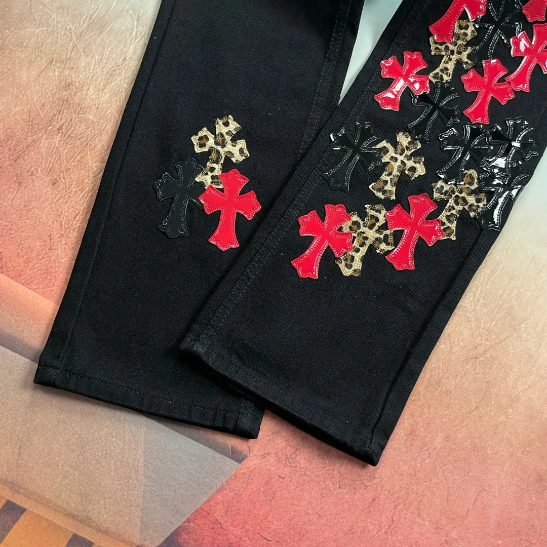 🅿️310 🔘Model No.-KL169 🔘Croxin𝐂𝐡𝐫𝐨𝐦𝐞 𝐇𝐞𝐚𝐫𝐭 CH City Limited Series Leopard Flame Ox King Heavy Industry Jeans* [St. Bart’s City Exclusive] Croxin is a top brand in the fashion world, and these pants are one of the best. It uses the classic Levi's jeans bottom panel, which has been carefully disassembled and spliced. The washed effect is natural, showing a unique retro charm. The pants are based on black and are paired with cross patches with red, silver, and leopard print elements, which have a strong visual impact. These patches are exquisitely crafted and have a luxurious feel. The hardware accessories are ultra-exquisite. The placket buckle is made of silver, hand-polished and painted with distressing liquid. The main buckle has a three-dimensional cross flower shape. The six-pointed star screws and hand-cut leather washers on the back are full of details, which are both beautiful and durable. It is also a limited edition model for the city of St. Barth. The "ST.Barth" letters are uniquely designed and made of overlapping leopard print and patent leather. It is full of three-dimensionality and highly recognizable. The matching suggestions are as follows: Street fashion style: wear a short black leather jacket on the upper body, a black graffiti T-shirt underneath, and black high-top Converse shoes. Wear a black baseball cap, an exaggerated silver metal necklace and a ring, and you will be the focus of fashion when walking on the street. Cool and handsome personality: Wear a red slim-fitting short top and a black loose denim jacket, wear it open. Pair the lower body with these jeans and black thick-soled Martin boots. Wear black sunglasses and a metal bracelet to go to a music festival or party to look cool. Casual fashion style: Choose a white loose sweatshirt, pair with these jeans, and wear white sneakers. Carry a black simple crossbody bag for daily travel, casual and fashionable.  Size: S M L XL (28.30.32.34) Color: Black